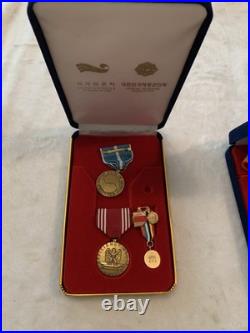 Korean War Veteran Ambassador For Peace Medal Set In Cases Old Military Awards