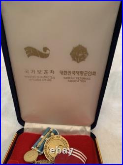 Korean War Veteran Ambassador For Peace Medal Set In Cases Old Military Awards