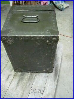 U. S. Officers mess kit trunk with utensils, dishes. WW II and Korean War